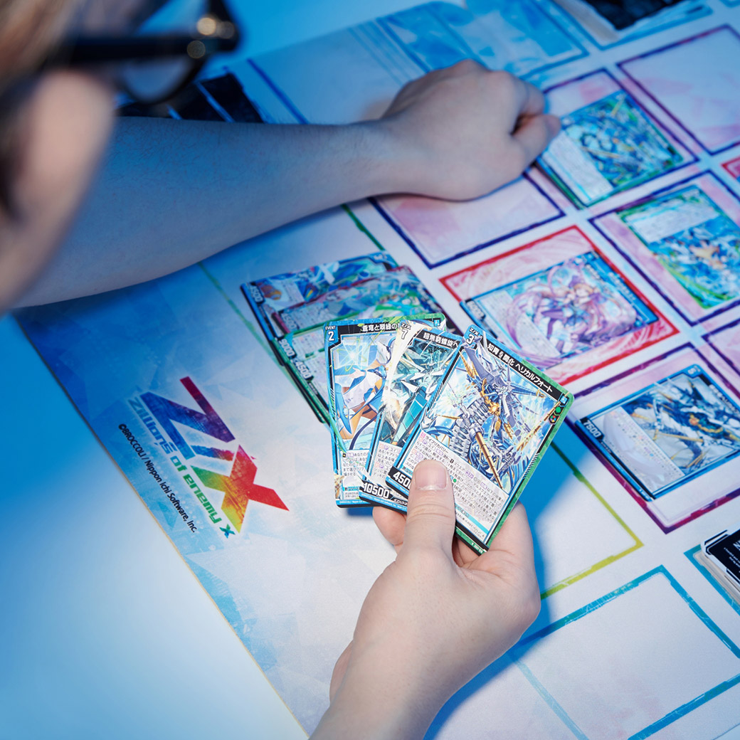写真：カードゲームをしている様子